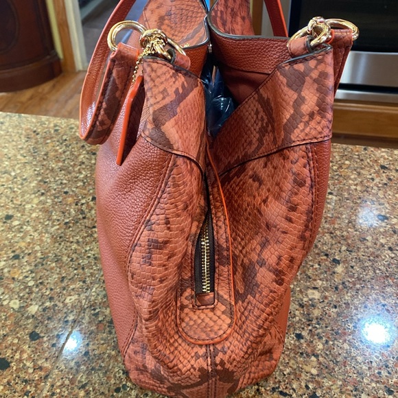 SALE~~***PRICE DROP***  EUC COACH BAG - Picture 4 of 11